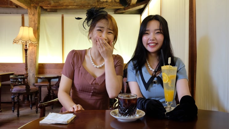  샛노랑과 새빨강 사이