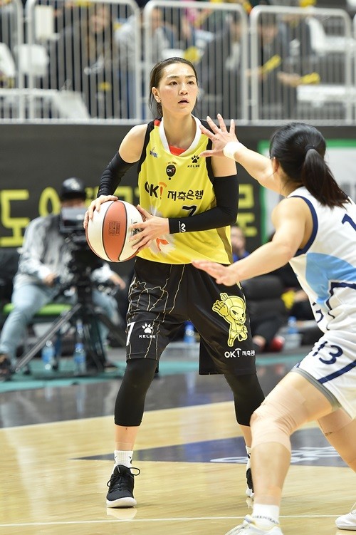 [WKBL] OK저축은행, 신한은행에 역전승...한채진 26점 '커리어 하이'-스포츠W