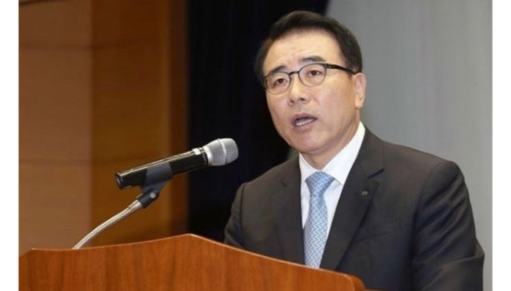  ‘신한은행 채용비리’ 조용병 회장, 첫 공판..혐의 전면 부인
