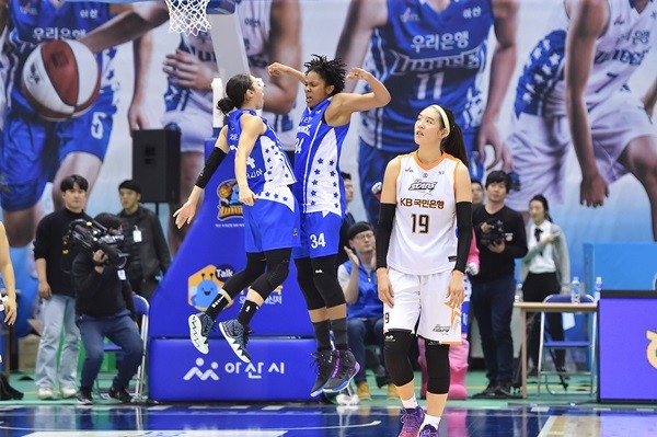  [WKBL] '플라잉 소니맨' 김소니아, 우리은행 시즌 첫 슈퍼매치 승리 견인-스포츠W