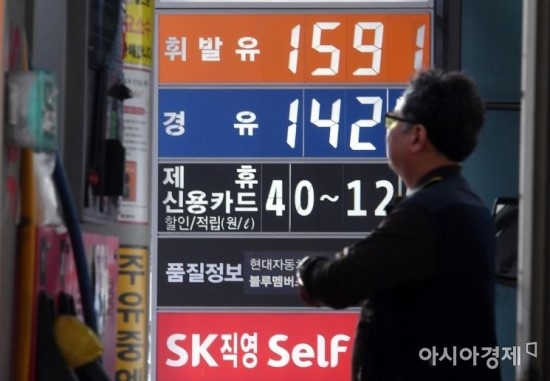 유류세 인하·국제유가 하락…내달 휘발유 ℓ당 1500원 깨진다 유류세 인하·국제유가 하락…내달 휘발유 ℓ당 1500원 깨진다