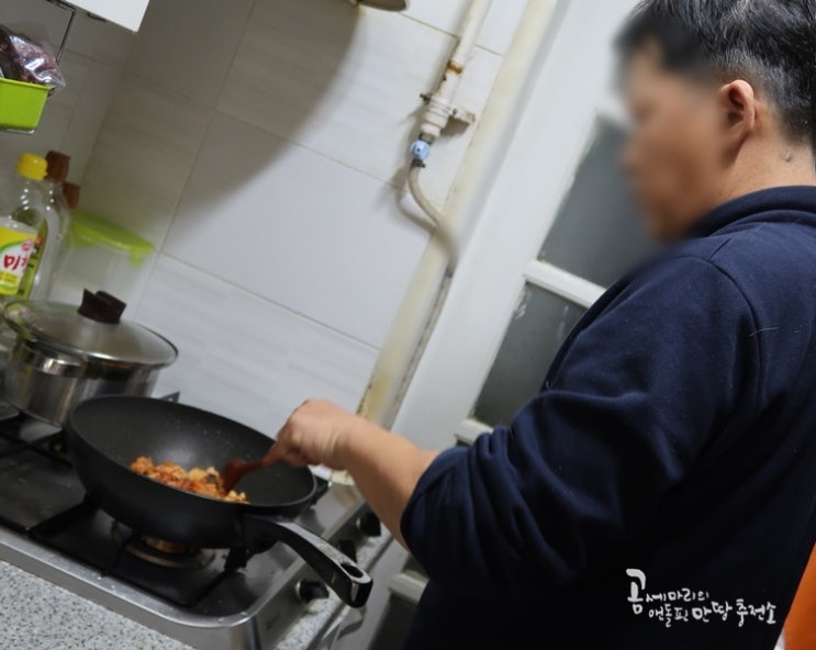  오늘 우리집 주방장은 신랑님 난 찐빵포장.ㅋㅋ