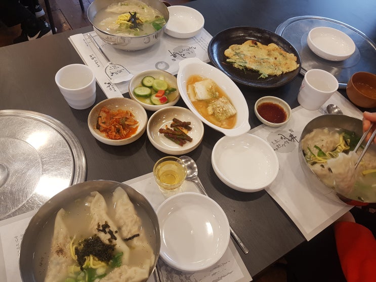 주문하면 만두를 손으로 빚어서 나오는 수제왕만두국 아라동맛집 추사밥상월정