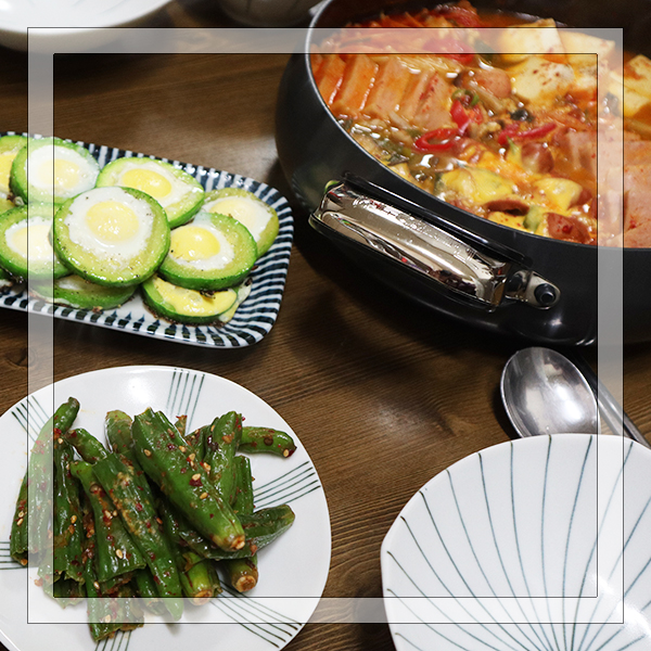 주간밥상 부대찌개, 애호박메추리알프라이, 꽈리고추찜