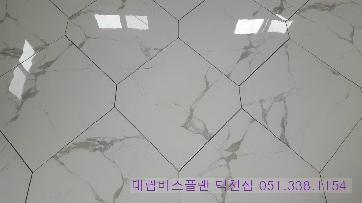부산 욕실 리모델링 - 육각형 600각 비앙코 카라라