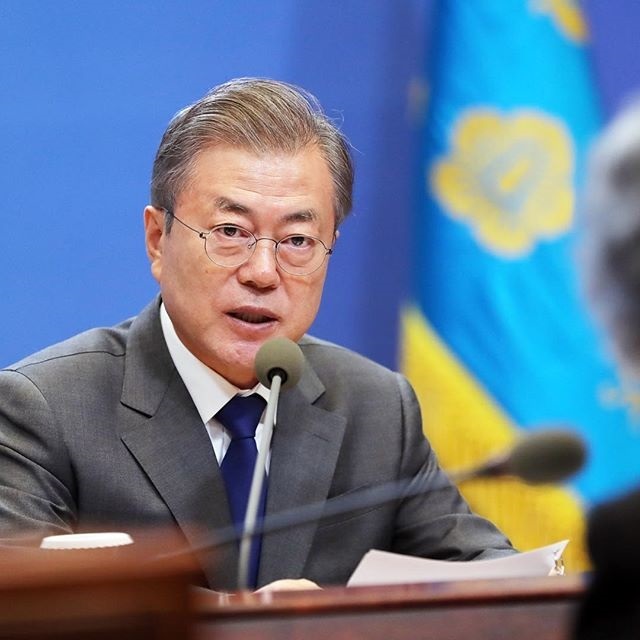  문 대통령, 자영업 ‘카드 수수료’ 완화 지시