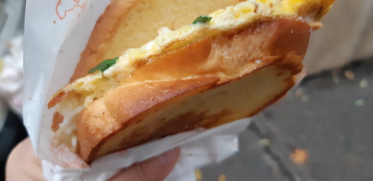  배고플때 먹는  토스트는 꿀맛