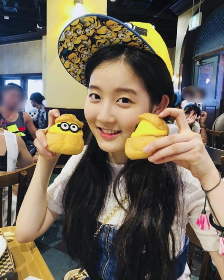  박시은, 미니언즈 모자와 빵 들고 사랑스러운 미모 뽐내…‘걸그룹 같은 상큼함’