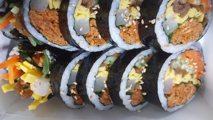  야채샐러드 듬뿍 김밥 & 참치 생 와사비 듬뿍 김밥