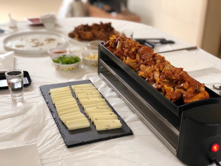  [라끌렛그릴] 매운 낙지 닭갈비 + 몬테레이잭, 페퍼잭 치즈 코스위스 4인용 홈파티