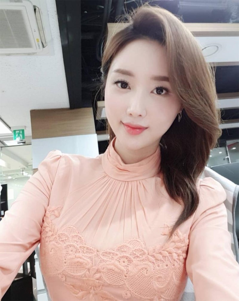 ‘김종민♥’ 황미나 기상캐스터, 회사에서도 완벽한 비주얼…나이보다 성숙해보이는 외모