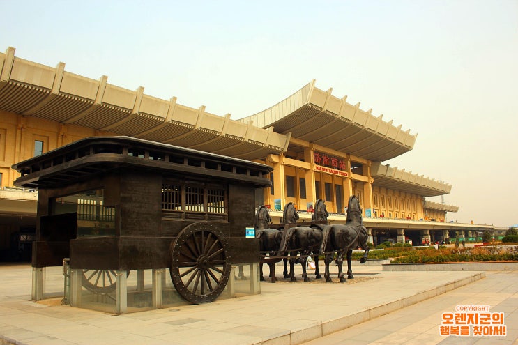  중국 지난(제남) Jinan - 2011년에 완공된 지난을 대표하는 대형 기차역. 고속열차 정차역. 지난 서역 济南西站 Jinan Western Railway Station #1