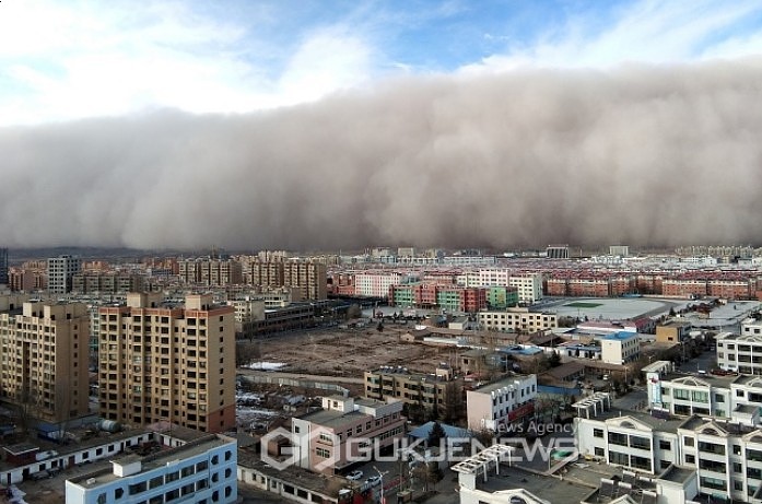 중국 모래폭풍 유튜브 동영상...간쑤성의 100M 모래장벽이 도시를 집어 삼키다...스위스 자연 풍경사진 보세요~~