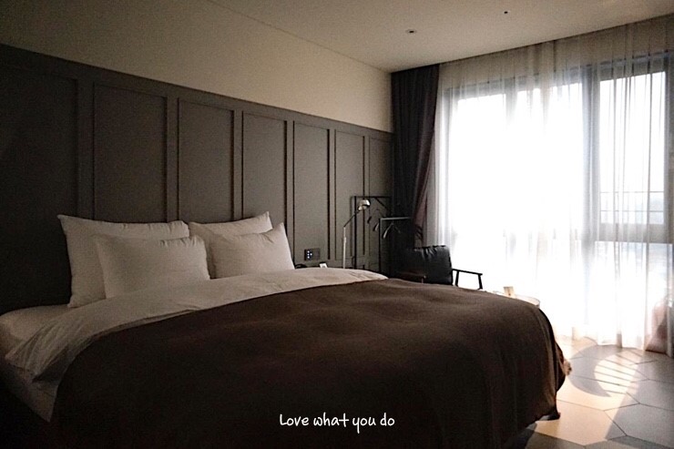  서울 <홍대 호텔> 나인브릭호텔 (9Brick Hotel) :: 그레이시크, 슈페리어더블룸, 시내전망
