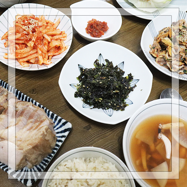  주간밥상 삼겹살 수육, 무생채, 꼬막무침, 오징어 뭇국