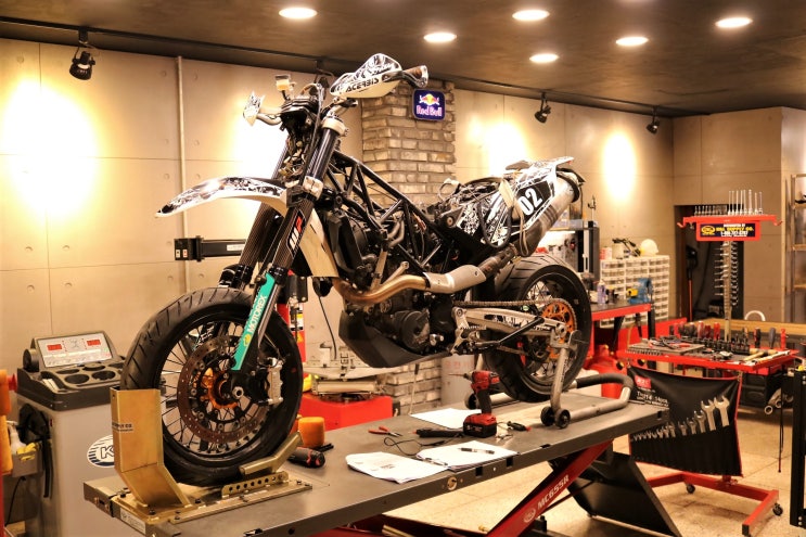  2008년식 KTM 690 SMC 작업중...