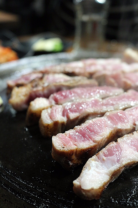  초벌 삼겹살을 솥뚜껑에 한번 더 구워먹는 홍대 숯불 초벌 솥뚜껑구이 고기집 구울고, 칠리새우와 천상계란탕까지 일석이조 항정살구이
