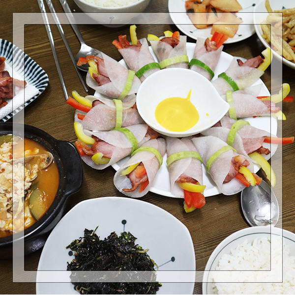  주간밥상 순두부찌개, 훈제오리무쌈말이, 땅콩조림, 감자채어묵볶음
