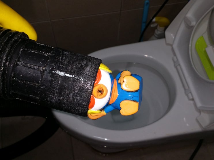  부천 변기에 장난감이 들어가서 변기 막힘이 생겼어요. 뚫어뻥보단 석션이 정답!