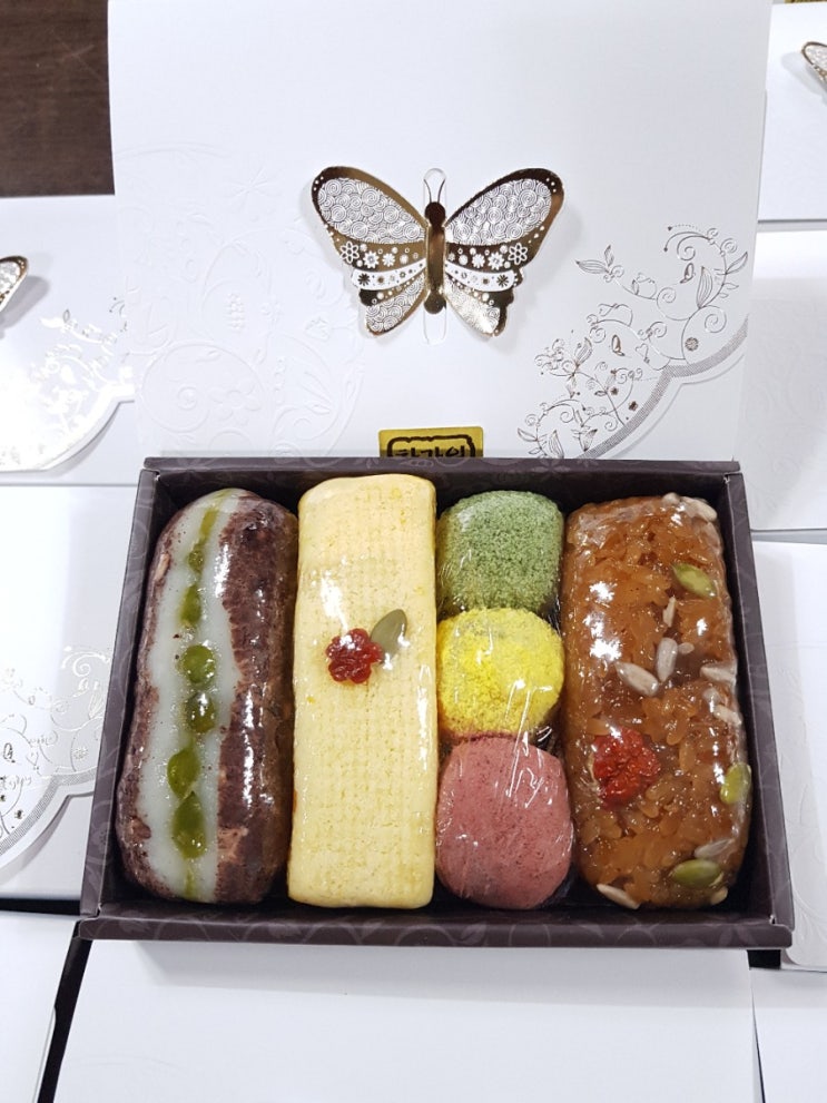 <나비 결혼답례떡>입니다.