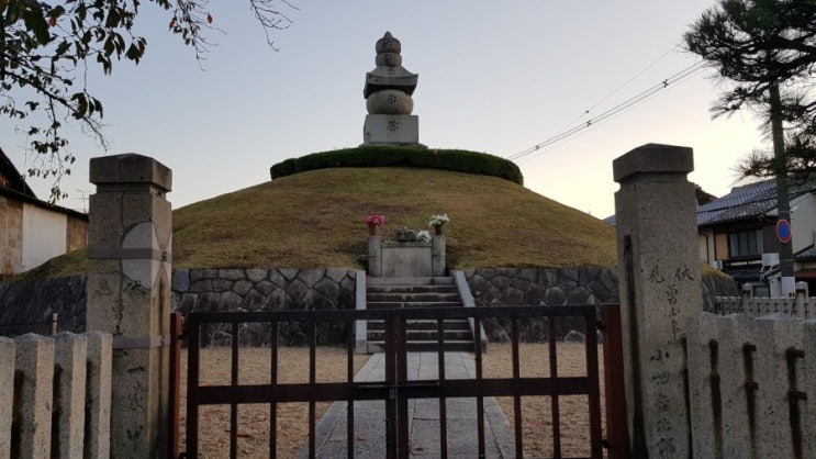 오사카.교토 자유여행 / 꼭 가봐야 할 귀무덤 코무덤 / 후시미 이나리 / 여우 신사 / 숲속의 토리이 / 야간 관람