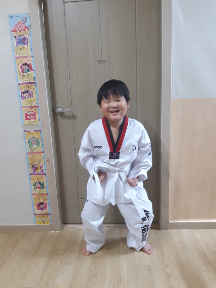  초등학교 1학년 후니가 방과후 태권도 다니기 시작했어요.
