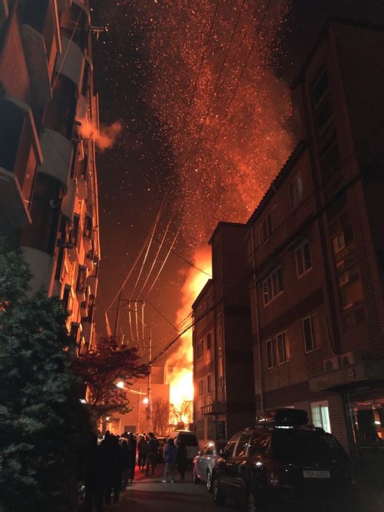 불길이 10m까지 치솟은 의정부 모델하우스 화재(동영상첨부)