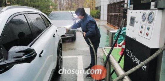 세계 첫 수소차 상용화 한국, 충전소는 서울 2곳 포함 전국 9곳뿐 세계 첫 수소차 상용화 한국, 충전소는 서울 2곳 포함 전국 9곳뿐