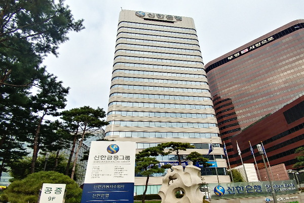 신한금융지주:조용병 위기 돌파 쇄신 카드…2020 프로젝트 달성 정조준