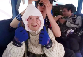 102세 스카이다이버 할머니 "내가 죽는 날까지 계속 뛰겠다"