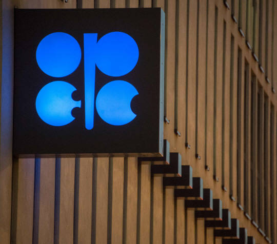 OPEC+ 감산 합의에도 '휘청이는' 국제유가...이유는