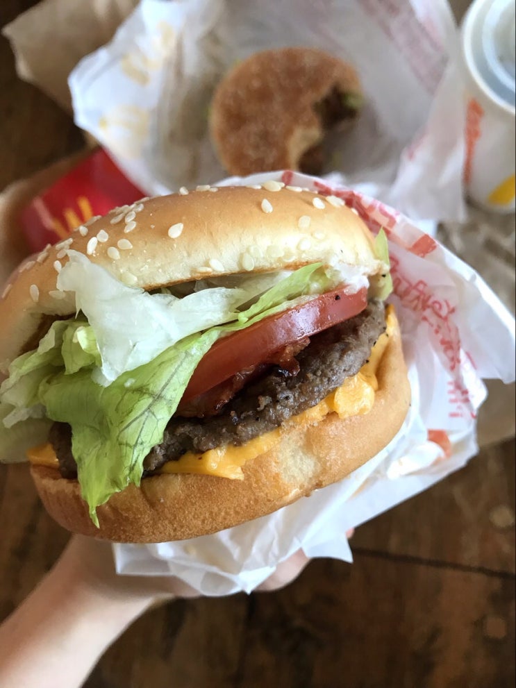  맥도날드 베이컨 토마토 디럭스 1+1 (무료 교환권) 행사면 먹어줘야쥬! 영양정보, 칼로리