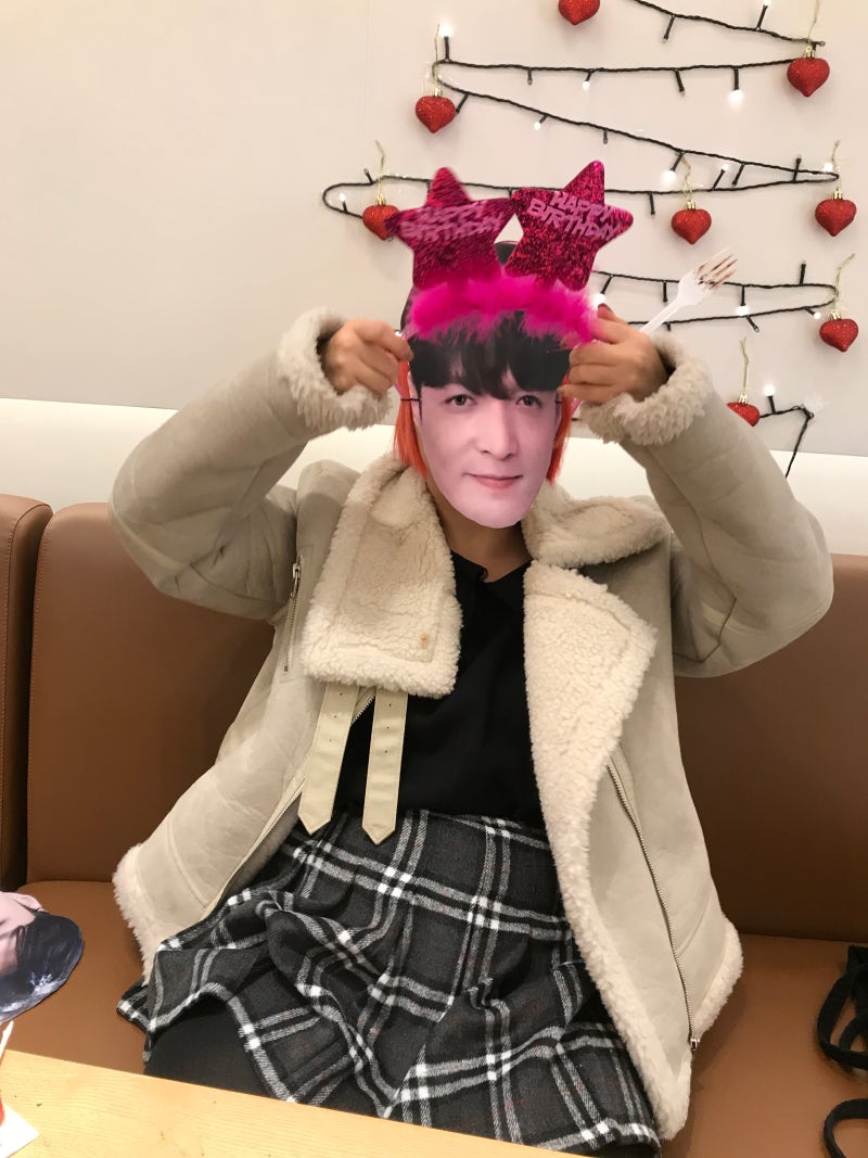 ヨンジン誕生日にEXOレイのお面をかぶって誕生日パーティー