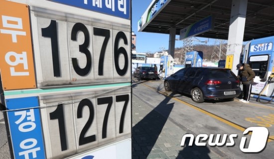 휘발유값 6주째 '내리막'…"국제유가 하락에 더 내려갈듯" - 주간 평균 휘발유 1451원…전주 대비 29.2원↓ 휘발유값 6주째 '내리막'…"국제유가 하락에 더 내려갈듯" - 주간 평균 휘발유 1451원…전주 대비 29.2원↓