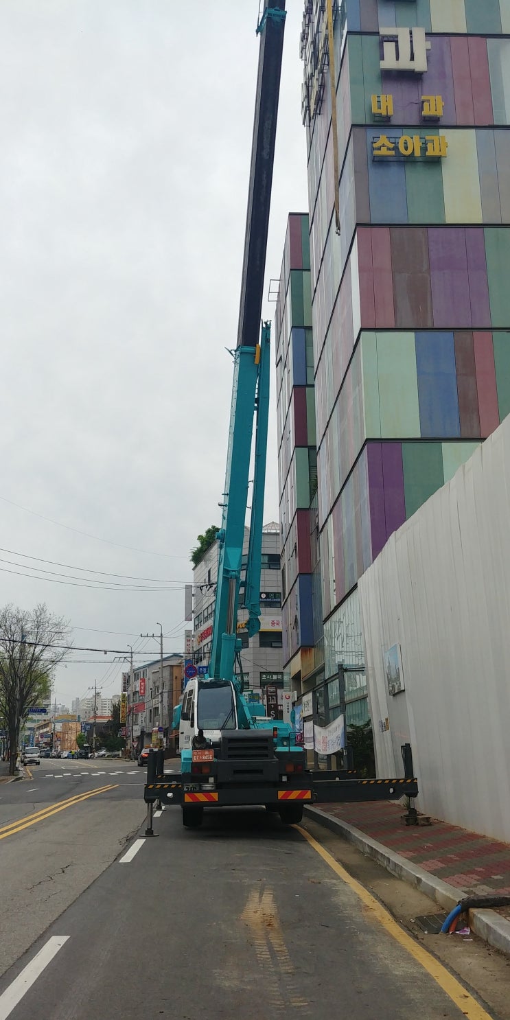  김포 나리병원 증축공사 크레인 작업 사진입니다.
