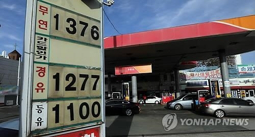 휘발유값 16개월 만에 최저치…1천200원대 주유소도 등장 휘발유값 16개월 만에 최저치…1천200원대 주유소도 등장