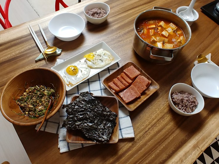 한국 집밥, 참치김치찌개와 스팸, 달래장, 한국다운 저녁식사