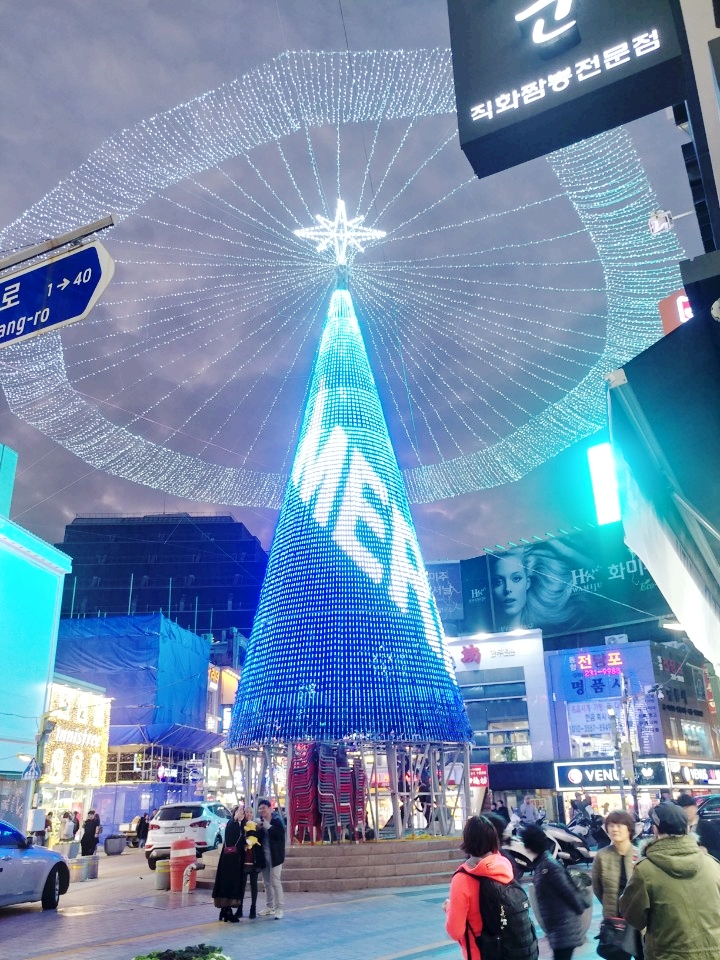  "2018년 부산 광복동 크리스마스트리 문화축제 작업"