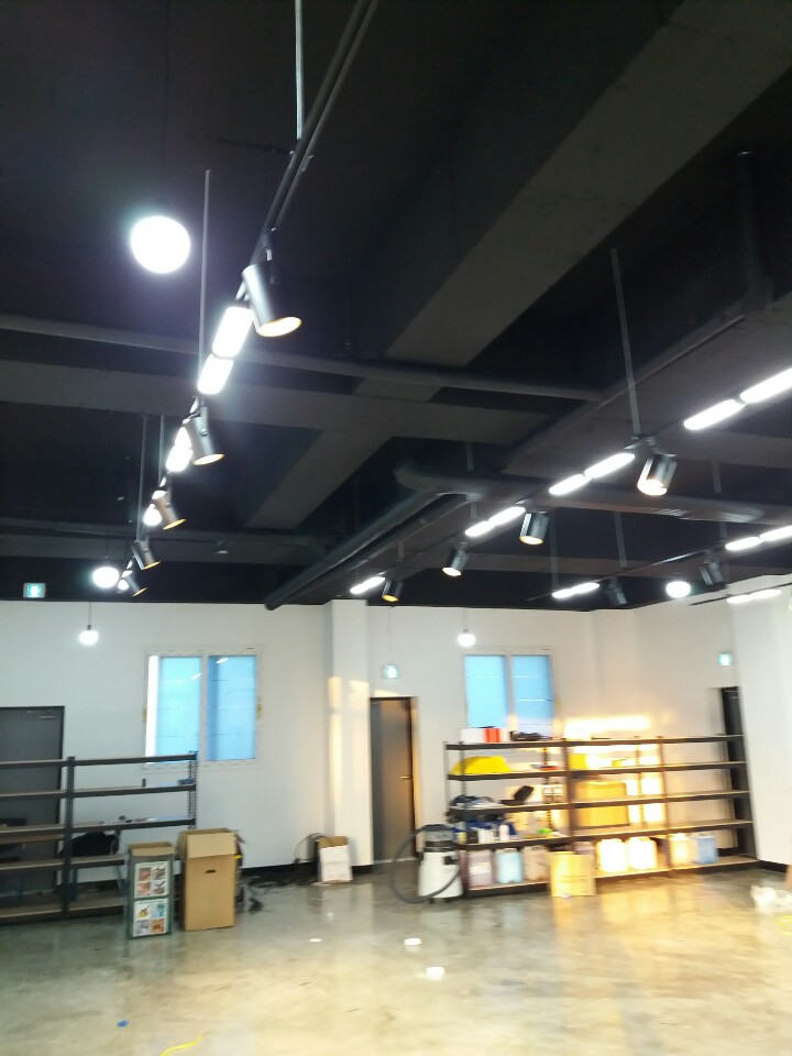  인천 중구 운서동 3035-12 (영종도) 상가 1층 레일 전기조명공사