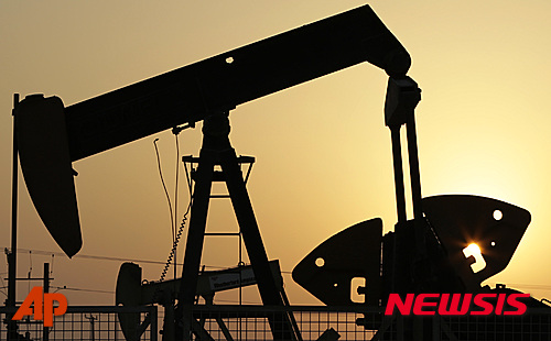 국제유가, 16개월만에 최저…WTI, 7,3% 하락 배럴당 46.24 국제유가, 16개월만에 최저…WTI, 7,3% 하락 배럴당 46.24