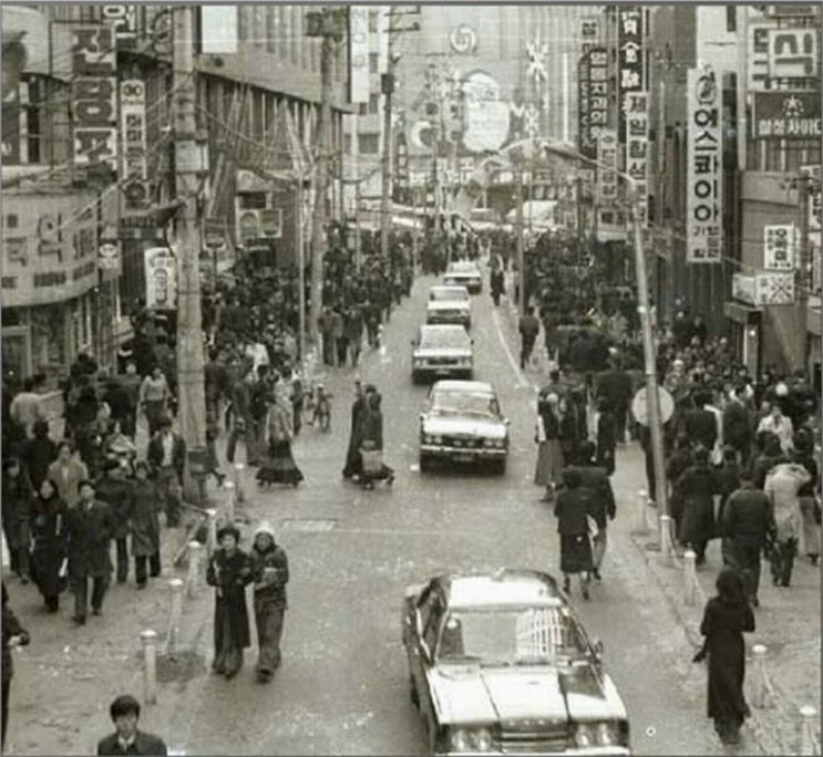  1975년 12월의 명동거리와 미도파백화점 모습