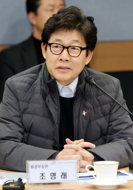 조명래 환경장관 "경유차 줄이기, 유류세 조정 검토한다" 조명래 환경장관 "경유차 줄이기, 유류세 조정 검토한다"