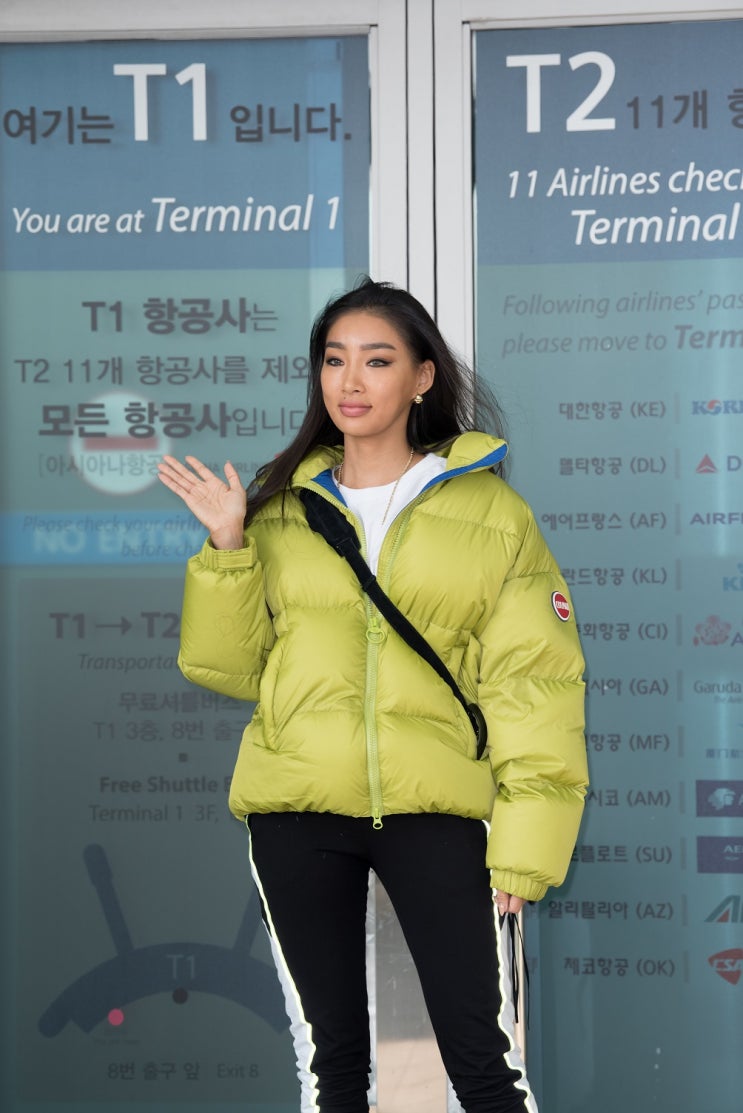  문가비 공항패션 콜마 라임 숏패딩으로 시선집중 !