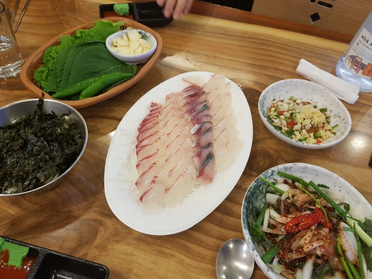 엄마랑 3박 4일 제주도 여행 :: 2일차 - 해뜨는 식당, 성산항, 우도 버스투어, 안녕 육지사람카페, 그대와 함께라면, 휴애리 동백축제, 흑돼지브라더스, 서귀포 올레시장