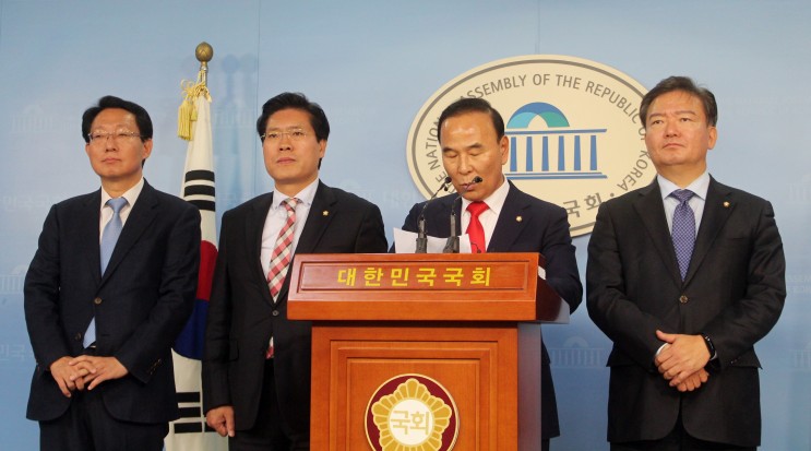 (18.12.20) 한국도로공사 이강래사장 의혹과 관련하여 당 국토위원들과 성명서를 발표했습니다.