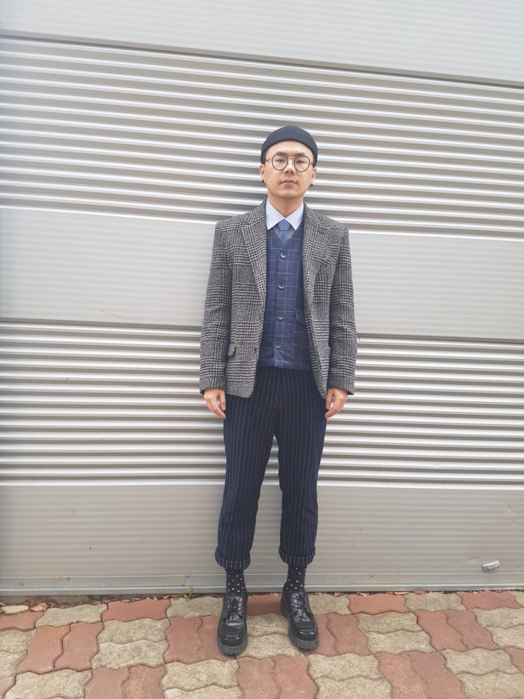  데일리룩 #114 남자 겨울 스트릿룩 댄디룩 와치캡 겨울 울자켓 블루조끼 스트라이프 울바지 검은구두