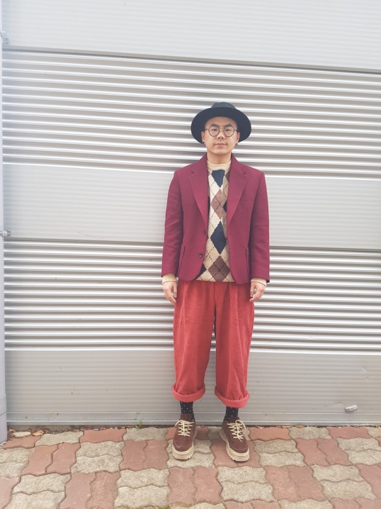  데일리룩 #113 남자 겨울 스트릿룩 페도라 와인울자켓 아가일니트 와이드팬츠 통굽기모신발