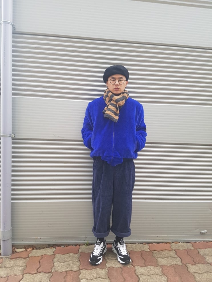  데일리룩 #112 남자 겨울 스트릿룩 베레모 머플러 블루 퍼자켓 와이드팬츠 스케쳐스 딜라이트