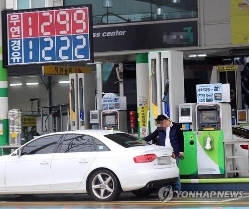 국제유가 두달새 '반토막'…국내 휘발유값은 16% '찔끔' 하락