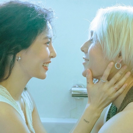  뚜아후아 웨딩 이어링 하고 있는 현아 이던 커플 화보 선보였어요